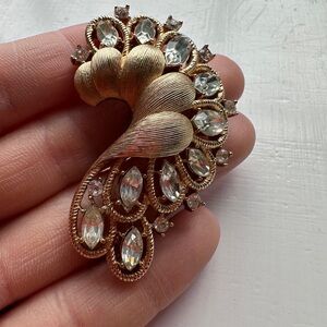 Vtg Crown Trifari Gold fur dress clip